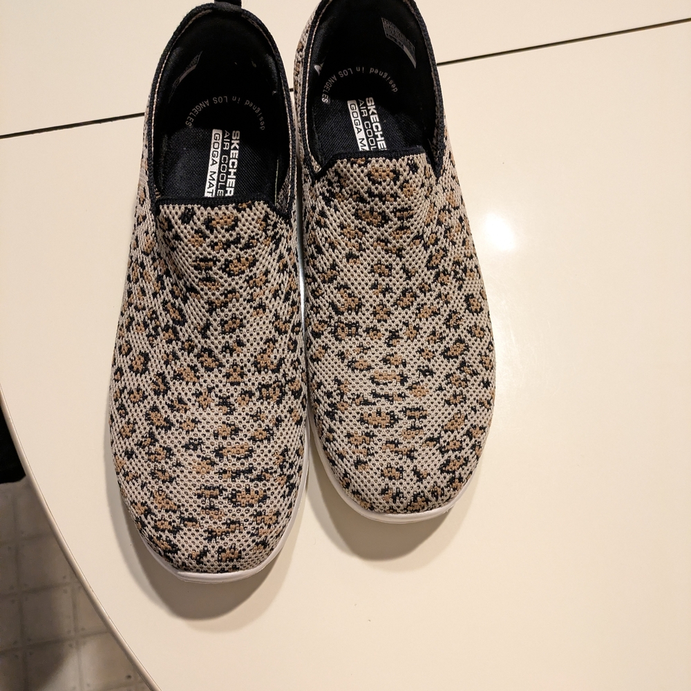 Skechers Goga mat beige/blk /multi leopard print women's sneakers 8.5